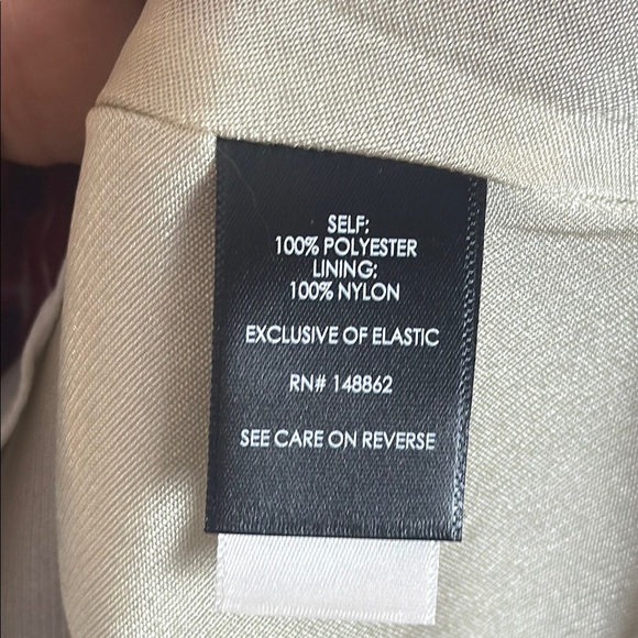 Torrid Cream and Red Roses Smocked Waist Blouse with Long Sleeves Size 1 - Picture 8 of 11